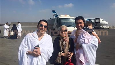 حنان ترك تسافر إلى السعودية لأداء مناسك العمرة برفقة زوجها وابنها