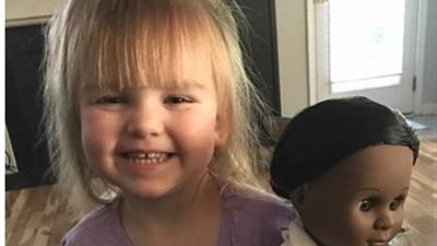 بالصور.. طفلة تحرج عامل «كاشير» بسبب سؤال عنصري