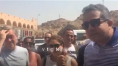 وزير الآثار يتبادل الحديث مع سائحين بأسوان (فيديو)