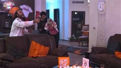 بالفيديو.. رد فعل سامح حسين بعد تعرضه لهجوم من مجانين في «المشاغب»