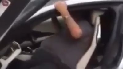 بالفيديو..معاناة شخص في النزول من سيارة I8 بسبب وزنه