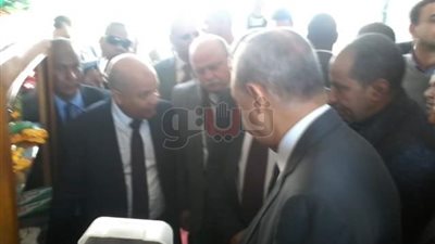وزير التموين يتفقد معرض منتجات مصانع السكر في قوص (صور)