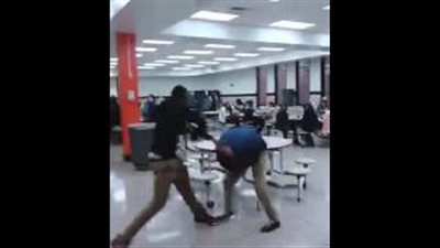 بالفيديو.. «خناقة» بالأيدي بين طالبين داخل مدرسة