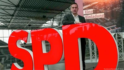 تهديد سياسي اشتراكي بالقتل عبر بندقية مزيفة في ألمانيا