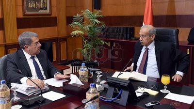 رئيس الوزراء يناقش مع عمرو الجارحي تقارير الأداء