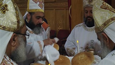 10 صور ترصد قداس ليلة رأس السنة من كنيسة الأنبا بيشوي في بورسعيد