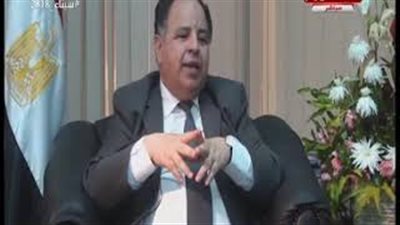 نائب وزير المالية: قاعدين على مكاتب وفي تكييف بس حاسين بالناس