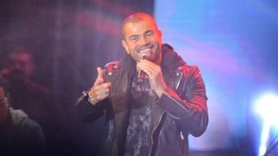 عمرو دياب يغني 