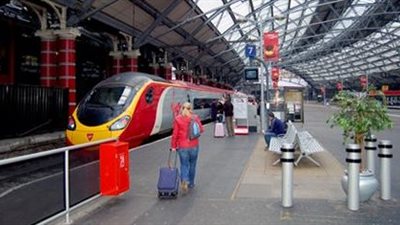 بريطانيان يقومان بجولة في 2563 محطة للقطارات