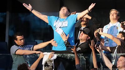 مارادونا يطالب الأرجنتين بترك ميسي