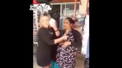 بالفيديو.. لحظة ضبط لصتين بلبنان وإخراج المسروقات من صدريهما