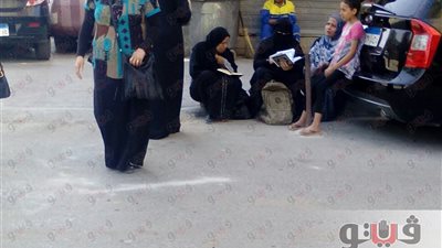 أولياء الأمور يؤازرون أبناءهم بتلاوة القرآن أمام لجان حلوان