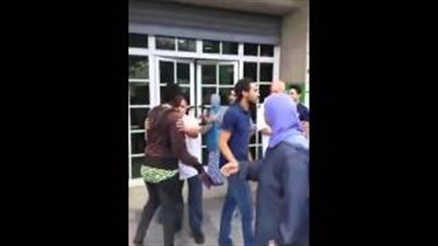 بالفيديو.. مهاجرون أفارقة يعتدون على رجل مغربي في وضح النهار