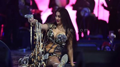 صافيناز تحمل 