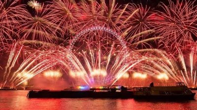 الألعاب النارية تزين سماء لندن احتفالا بأعياد الميلاد | فيديو