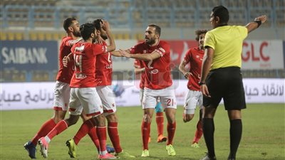الأهلي يتخطى إنبي بنتيجة 1/2 في مباراة درامية.. ويواصل مطاردة الزمالك وبيراميدز.. الحكم يلغي هدف التعادل لإنبي ويطرد رفعت.. التراجع البدني لغز داخل القلعة الحمراء
