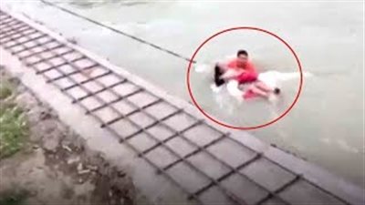 لحظة إنقاذ سيدة جرفتها مياه النهر بعد سقوطها بالخطأ (فيديو)