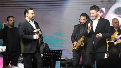 عاصي الحلاني ونجله يخطفان الأنظار في حفل رأس السنة بفندق كونكورد السلام | صور