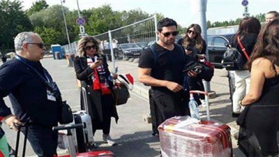وفد الفنانين يصل القاهرة بعد هزيمة المنتخب أمام روسيا