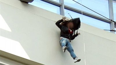 فتاة تلقي بنفسها من الطابق السادس في الإسكندرية