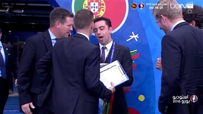 بالصور.. «تشافي» يسلم كأس اليورو قبل انطلاق النهائي