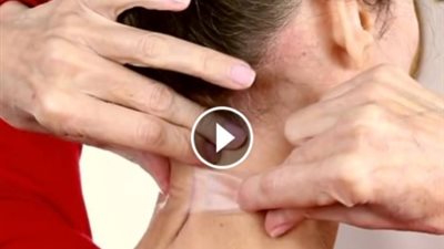 بالفيديو.. أغرب طريقة لشد تجاعيد الرقبة في ثوانٍ