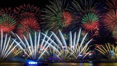 العالم يحتفل بـ 2020.. الألعاب النارية تغطي سماء لندن وبرلين.. احتفالات باريس وهونج كونج بـ