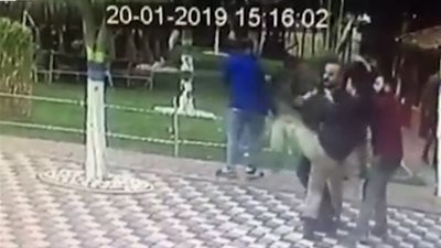 رد فعل فتاة لحظة اعتداء 5 بلطجية على صديقها (فيديو)