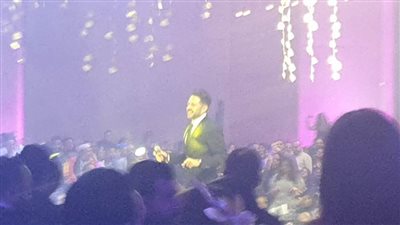 حماقى يوقف غناءه في حفل رأس السنة بسبب أذان الفجر | فيديو