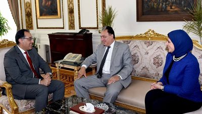 في تقليد جديد.. مدبولي يشهد مراسم تسليم وزيرة الصحة من أحمد عماد