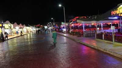 بالصور.. فودة يكافئ عمال النظافة خلال تفقد استعدادات منتدى شباب العالم