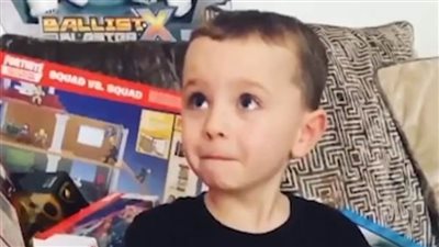 رد فعل مؤثر لطفل حصل على هدية في عيد الميلاد | فيديو