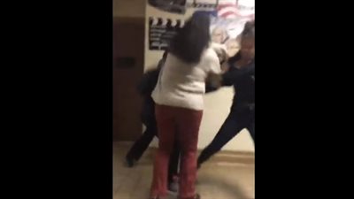 رد فعل معلمة حاولت فض مشاجرة عنيفة بين طالبتين (فيديو)