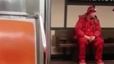 رجل يحاول خطف فتاة داخل قطار في نيويورك | فيديو