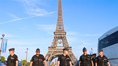 السلطات الفرنسية تغلق برج إيفيل بعد خروج عشرات الآلاف إلى الشوارع