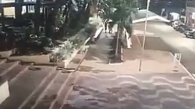 لقطات صادمة لصبي يطلق النار على شاب ويقتله (فيديو)