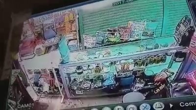 بالفيديو.. لص يسرق محلا في وضح النهار