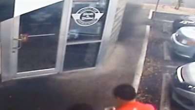 رد فعل جرئ للص سقط هاتفه لحظة سرقته آيفون (فيديو)