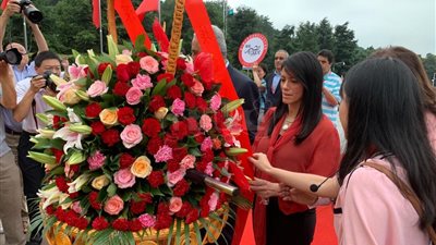 وزيرة السياحة تضع إكليلا من الزهور بمتحف مؤسس جمهورية الصين