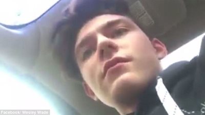 بالفيديو.. شرطي يساعد شابًا على طلب اصطحاب فتاة لحفل التخرج