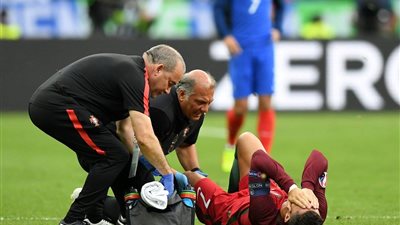 بالفيديو.. كريستيانو رونالدو يغادر نهائي اليورو متأثرا بإصابته