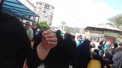 كبار السن بدمياط يروون معاناة صرف المعاشات ( صور)