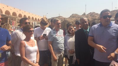 رانيا المشاط والعناني يلتقطان الصور مع السائحين في أسوان (صور)