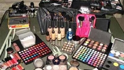 ضبط أداوت تجميل مجهولة المصدر بمحل في منيا القمح