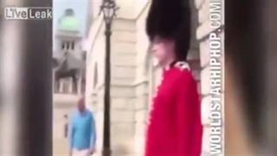 بالفيديو.. حارس قصر ملكة بريطانيا يصفع رجلا بسبب رقصة