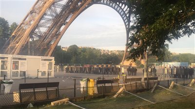 بالفيديو والصور.. اشتباكات بين جماهير فرنسا والبرتغال والشرطة تتدخل