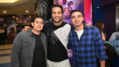 كريم فهمى والسبكي يتابعان إيرادات «علي بابا» في دور العرض (صور)