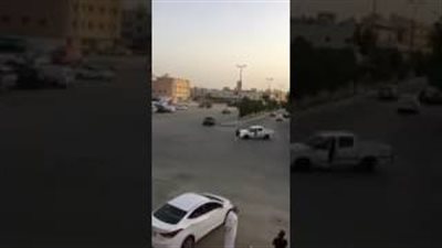 بالفيديو.. شاب ينجو من الموت بأعجوبة بعد سقوطه تحت عجلات سيارته