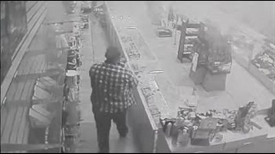 بالفيديو والصور.. القبض على عامل قتل لصا في متجره