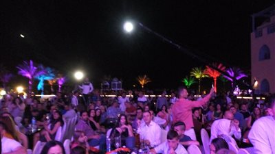 ملحم زين يشعل حماس السائحين بأغنية «فلسطين عربية» في طابا (صور)